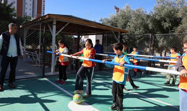Okul bahçesinde canlı langırt, renkli görüntüler oluşturdu
