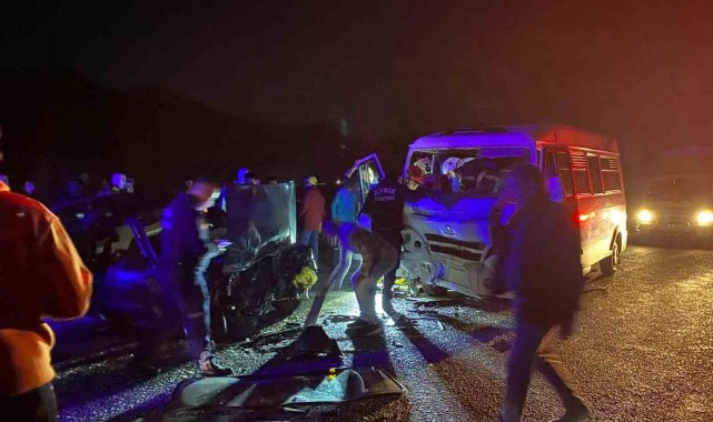 Otomobil ile servis aracı kafa kafaya çarpıştı: 1'i ağır 10 yaralı