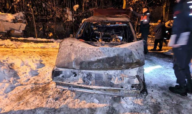 Otomobilde çıkan yangında ev ve traktör zarar gördü