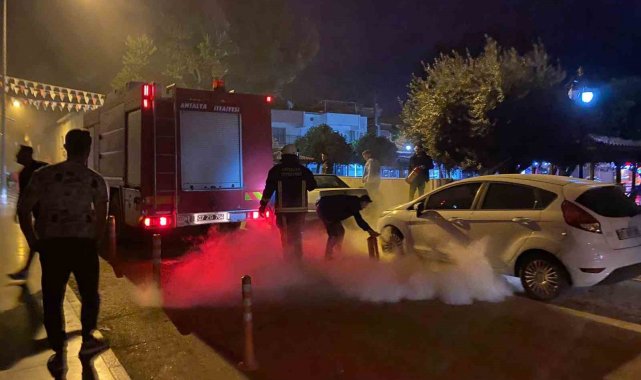 Park halinde otomobilde çıkan yangın söndürmek için mahalleli seferber oldu