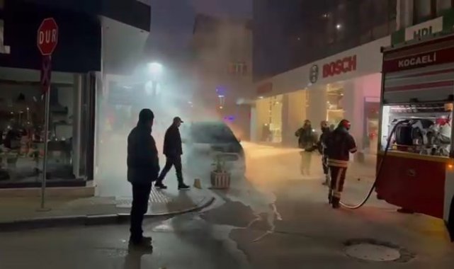 Park halindeki araçta yangın çıktı