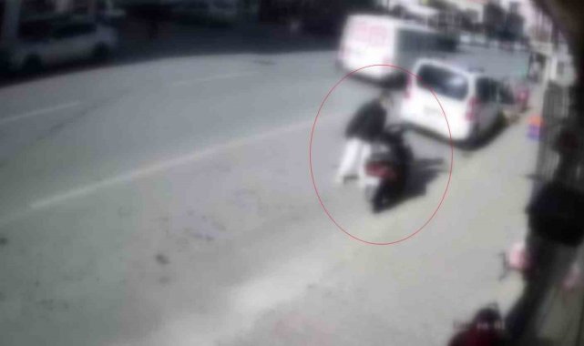 Park halindeki motosikletten cep telefonu çaldılar