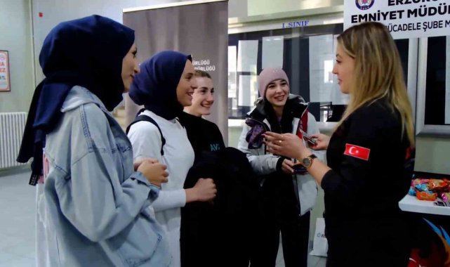 Polis üniversite öğrencilerini terör örgütleri konusunda bilgilendiriyor