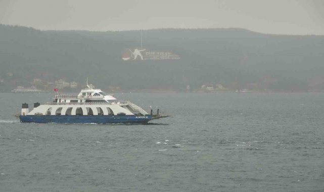 Saatteki hızı 75 kilometreyi bulan fırtına nedeniyle Bozcaada ve Gökçeada'ya feribot seferleri yapılamıyor