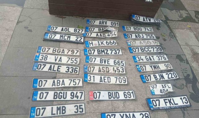Sağanak sonrası düşen plakasını bulamayan sürücüler oraya koştu