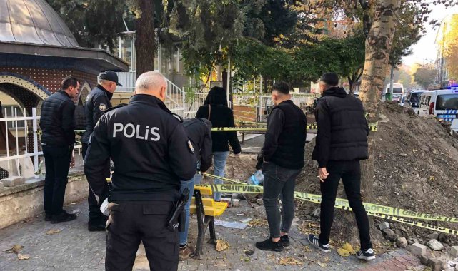 Şehrin göbeğinde belediye personeli kılığıyla define kazısından tarihi lahit ve küp parçaları çıktı