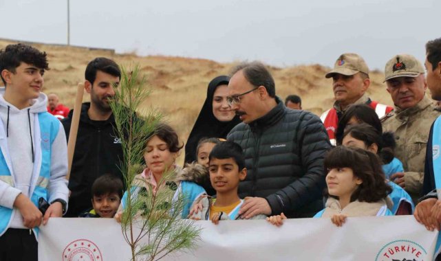 Siirt'te 2 bin 500 fidan toprakla buluştu