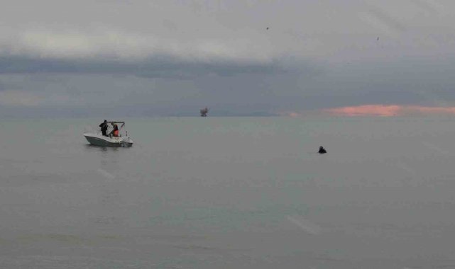 Silivri'de dondurucu havaya aldırmayıp su kayağı yaptılar: Onlara tüm aylar Temmuz