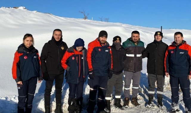 Sinop'ta araçları kara saplanıp mahsur kalan 4 kişi kurtarıldı