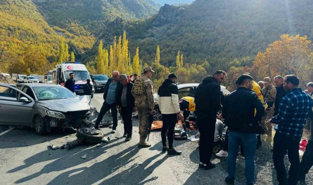 Şırnak'ta 2 otomobil çarpıştı: 6 yaralı