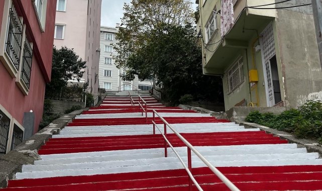 Sporcuların yarışmalara hazırlandığı merdiven kırmızı-beyaza boyandı