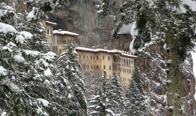 Sümela Manastırı beyaza büründü, ziyaretçilerini kendine hayran bıraktı