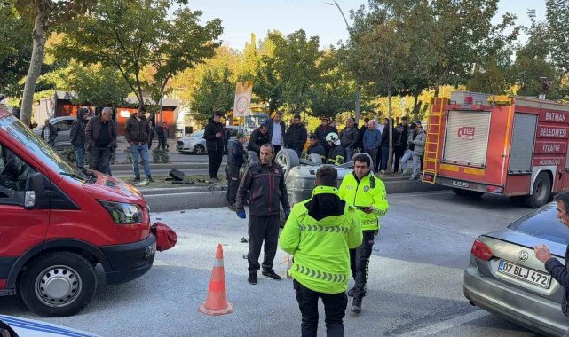 Sürücüsünün direksiyon hakimiyetini kaybettiği otomobil takla attı