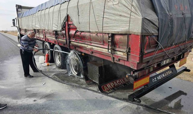 Tırdaki yangın tüpüyle itfaiye gelene kadar alevleri söndürdü