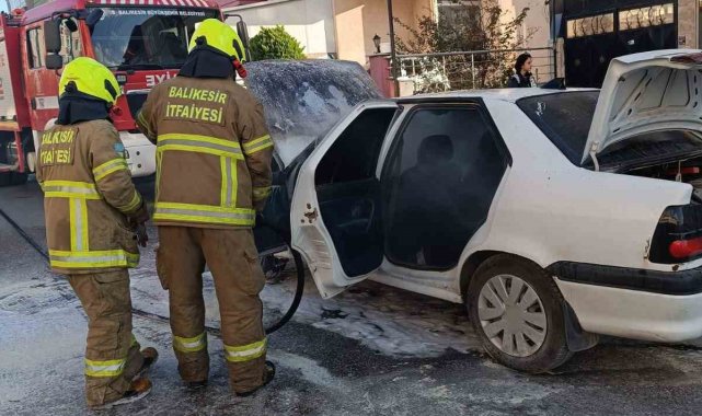 Trafik ışıklarında bekleyen otomobil bir anda alev aldı