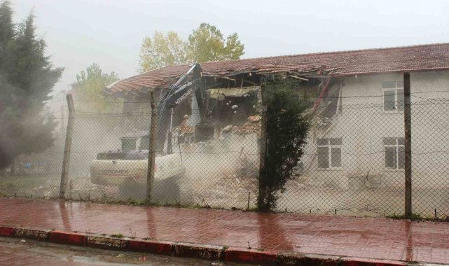 Türkeli'nin ilk lisesi olan 60 yıllık okulun yıkımına başlandı