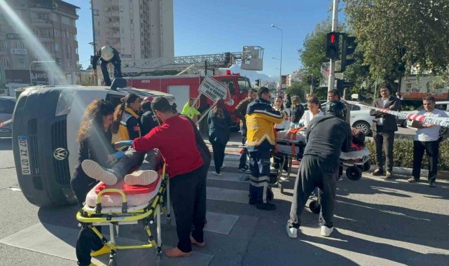 Uyarı tabelasını dikkate almadı, yan yatan araçta sıkışan 2 kişiyi itfaiye kurtardı