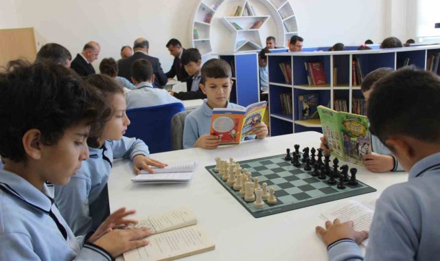 Vali Aygöl öğrenciler ile birlikte kütüphanede kitap okudu