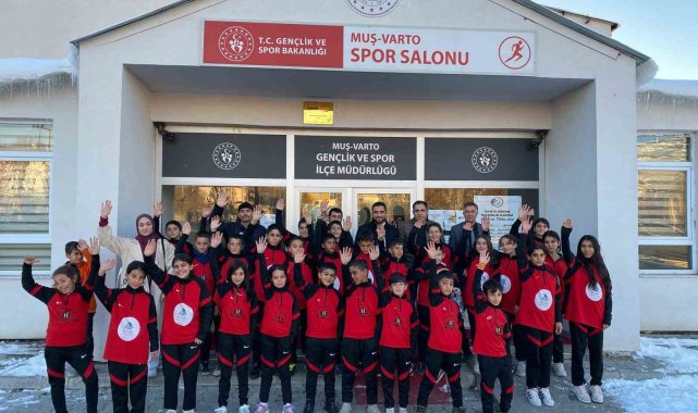 Varto'daki sporculara kıyafet desteği