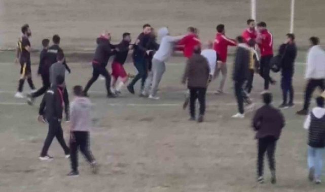 Yeşil sahanın boks ringine döndüğü maçta kavganın kaleciye atılan yumrukla başladığı iddiası