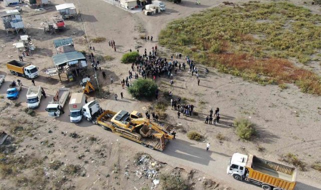 Yıkımı yılan hikayesine dönen denize sıfır çardaklar yine yıkılamadı