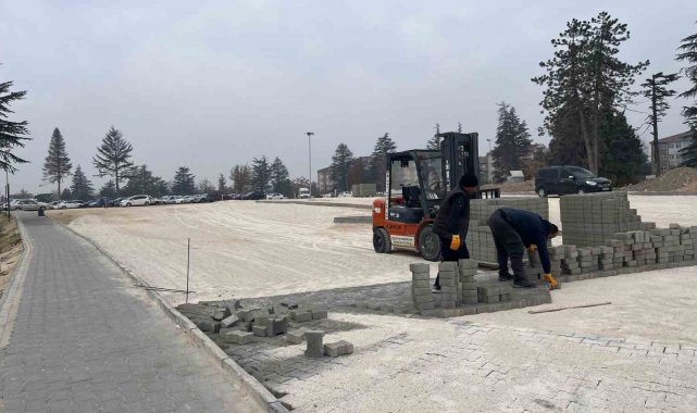 Yunus Emre Devlet Hastanesi'nin otoparkında yenileme çalışması yapılıyor