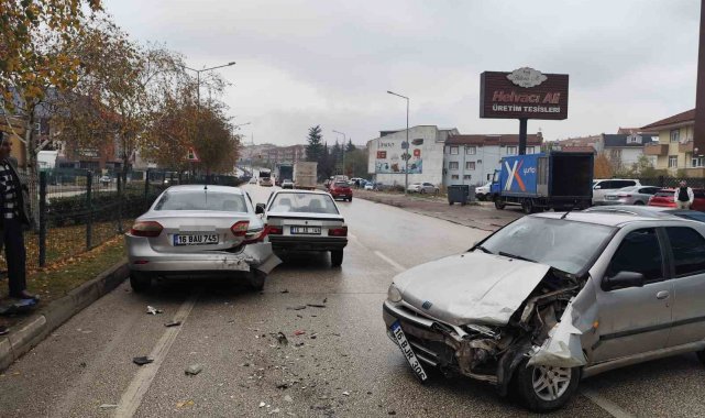 Zincirleme kazada 1'i bebek 3 kişi yaralandı