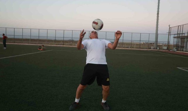 55 yaşındaki futbolcu başkan, babalarıyla birlikte futbol oynadığı gençlerle sahada ter döküyor
