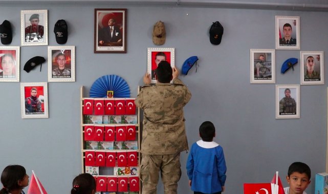 Ağrılı öğrenciler sınıf duvarlarını şehit resimleriyle süsledi