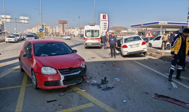 Aksaray'da 2 otomobil çarpıştı: 1'i çocuk 2 yaralı