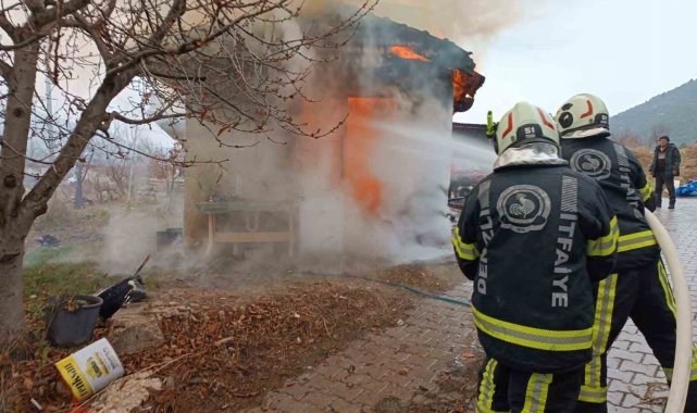 Alevlerin sardığı tek katlı işyeri kullanılamaz hale geldi