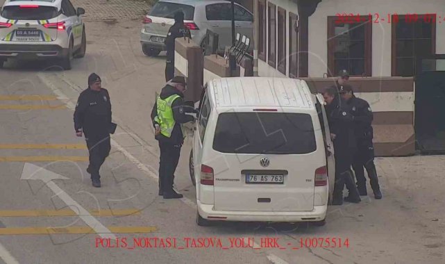 Amasya'da 20 kaçak göçmenin çıktığı minibüsün sürücüsü ve yanındaki şahıs tutuklandı