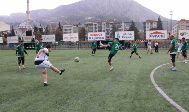 Amasyasporlu futbolcular, maç yaptıkları engelli taraftar Semih ve arkadaşlarını sevindirdi