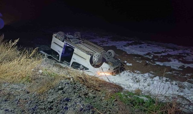 Ambulansa yetişmeye çalışan otomobil tarlaya devrildi: 2 yaralı