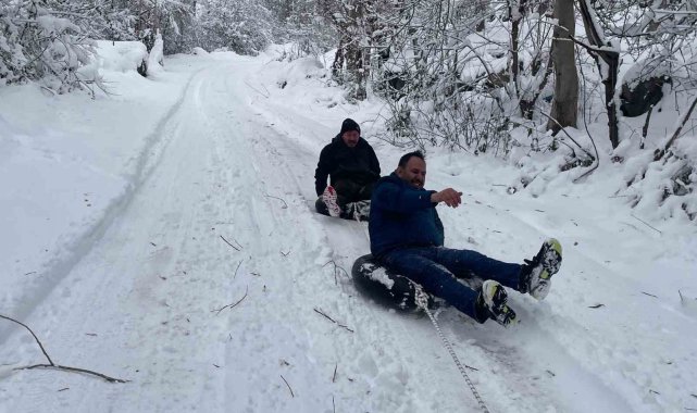 Araçlarının arkasına bağladıkları şambrel ile kayarak eğlendiler