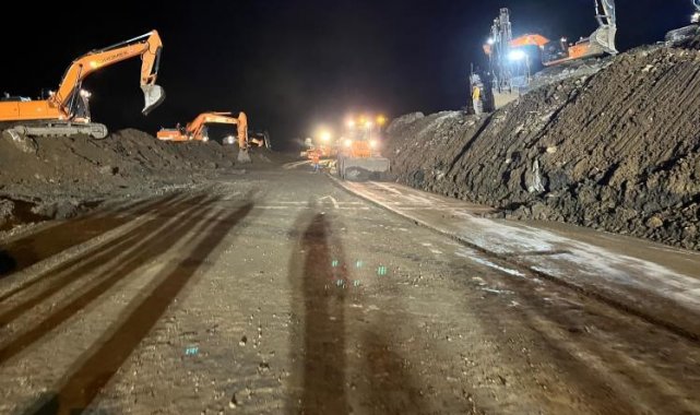 Arhavi'deki heyelan sonrası yol 19 saat sonra tek şeritten ulaşıma açıldı