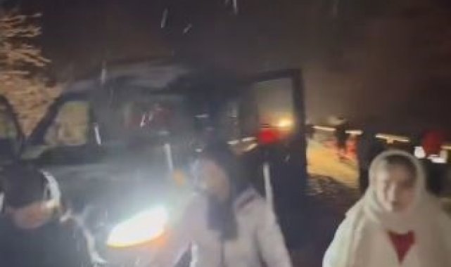 Artvin'de yoğun kar yağışı: Trafik durdu, sürücüler horon teperek ısındı