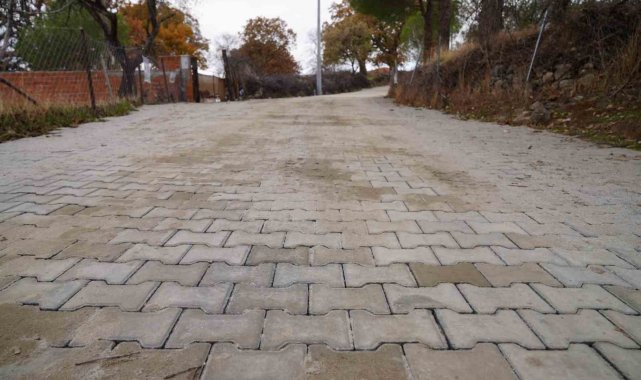 Ayvalık'ta 4 kırsal mahalleye 4 bin metrekare kilit parke taşı döşendi