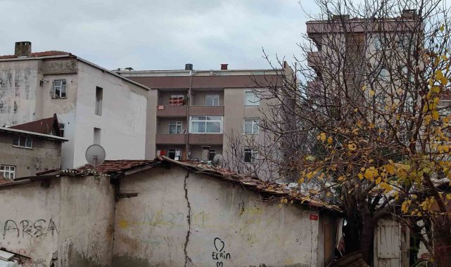 Bağcılar'da korkutan yangın, gecekondu kullanılamaz hale geldi