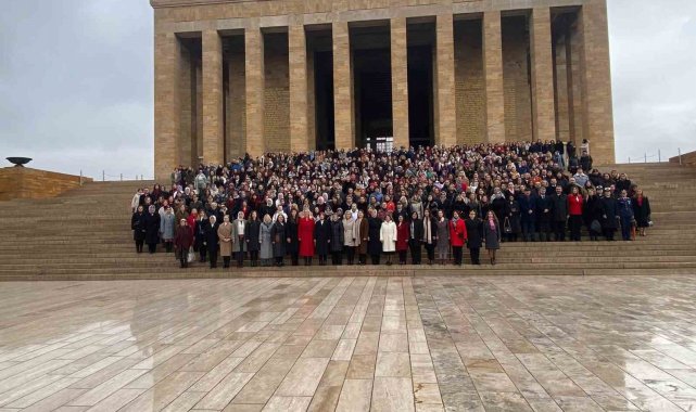 Bakan Göktaş, kadınlarla Anıtkabir'i ziyaret etti