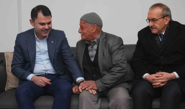 Bakan Kurum'dan köy evlerine taşınan depremzede aileye ziyaret