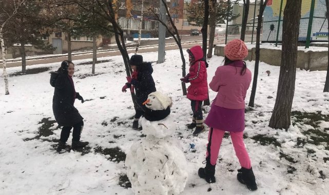Bayburt'ta çocukların kar eğlencesi