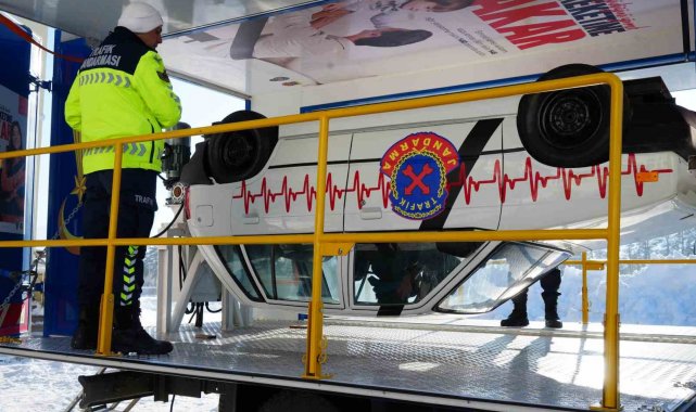 Bayburt'ta dondurucu havada emniyet kemerinin önemi anlatıldı