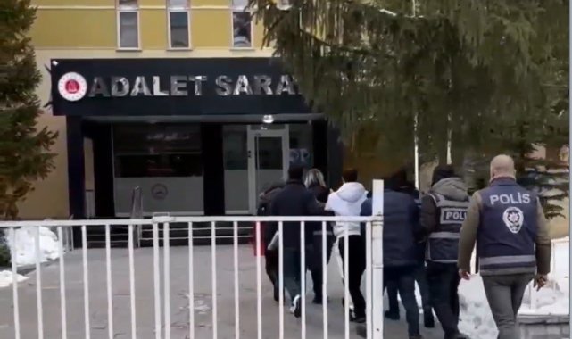 Bayburt'ta kaçak göçmenleri ülkeye sokan 4 organizatör yakalandı: 1 kişi tutuklandı