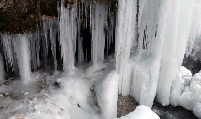 Bayburt'ta Sırakayalar Şelalesi buz tuttu
