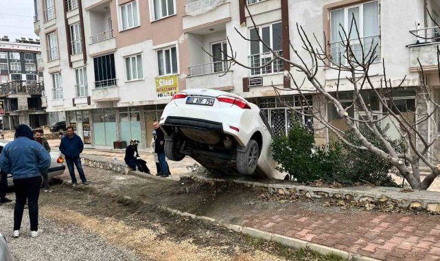 Besni'de otomobil apartman boşluğuna düştü
