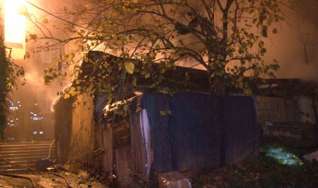 Beyoğlu'nda gecekondu yangınında meydana gelen patlama paniğe neden oldu