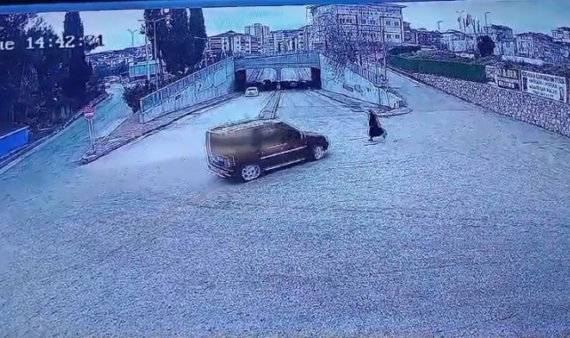Bilecik'te hafif ticari aracın yayaya çarpma anı güvenlik kamerasına yansıdı