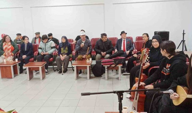 Bilecikli lise öğrencilerinden yaşlı çınarlara konser