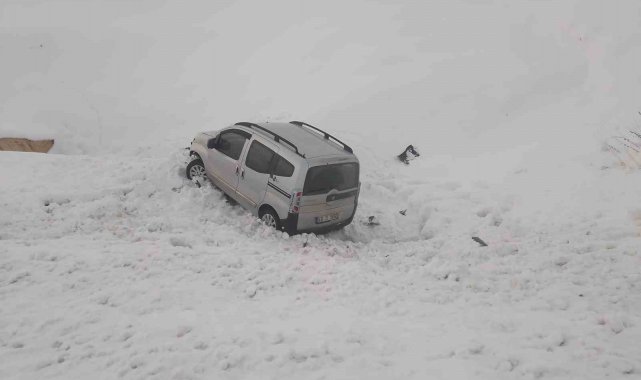 Bingöl'de araç şarampole yuvarlandı: 3 yaralı